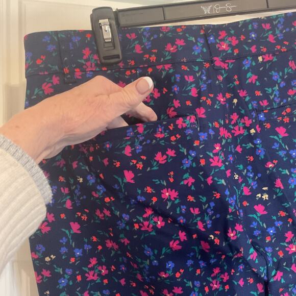 St John'S Bay Navy Floral Mid Rise Easy Fit Capri Panrs 14 - Picture 4 of 8